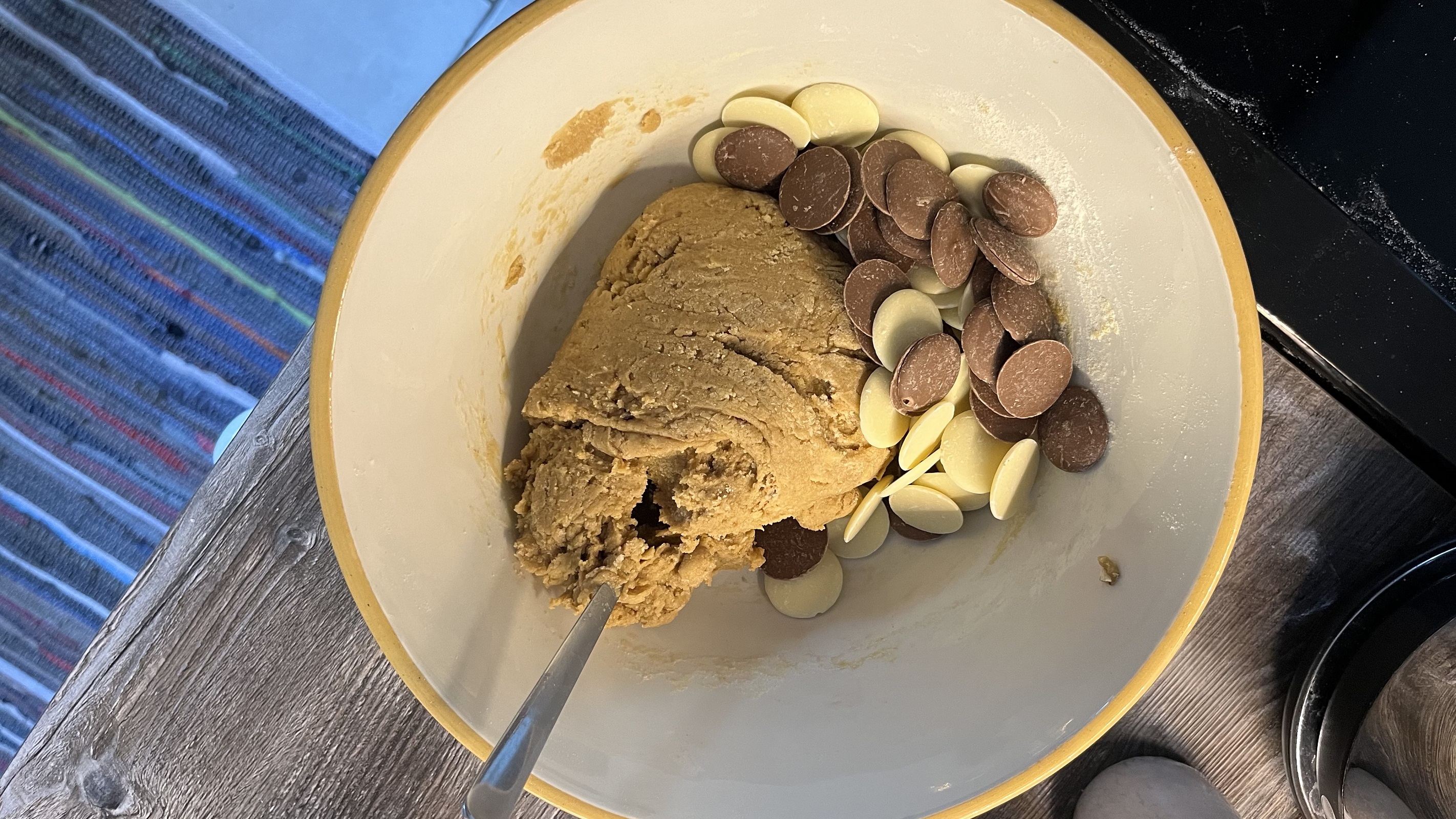 mezclar botones de chocolate en masa para galletas