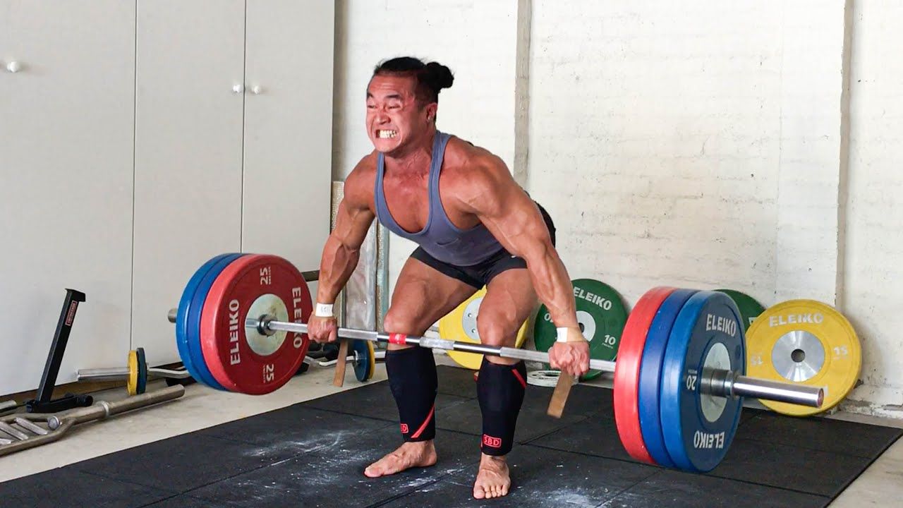 Eugene Teo liftin a heavy barbell