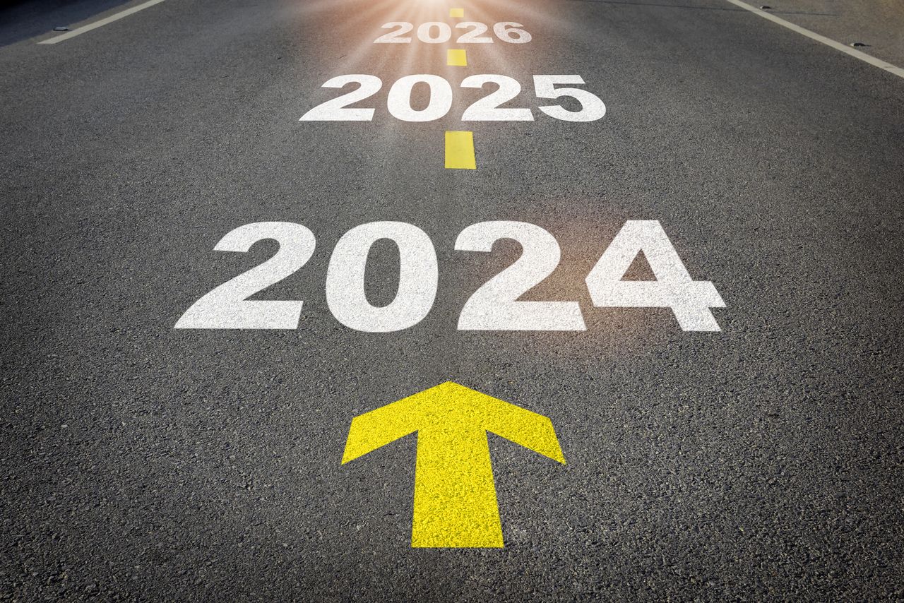 road with yellow arrows pointing from 2024 to 2025