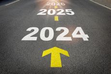 road with yellow arrows pointing from 2024 to 2025