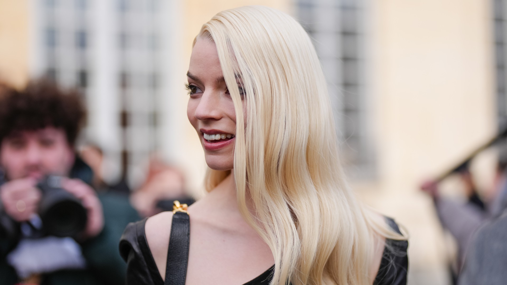 anya taylor joy wearing a side part and soft curls