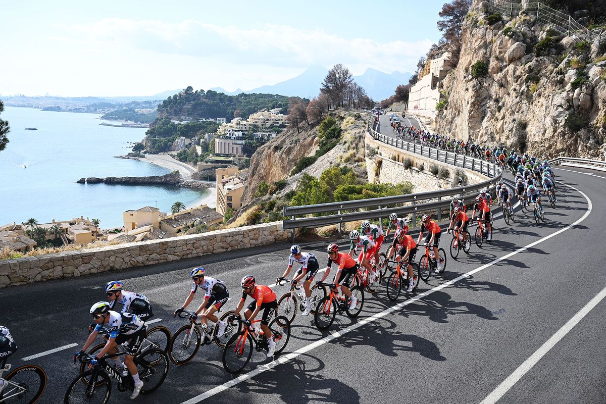 The peloton on stage 2 of the Volta a Valenciana 2025