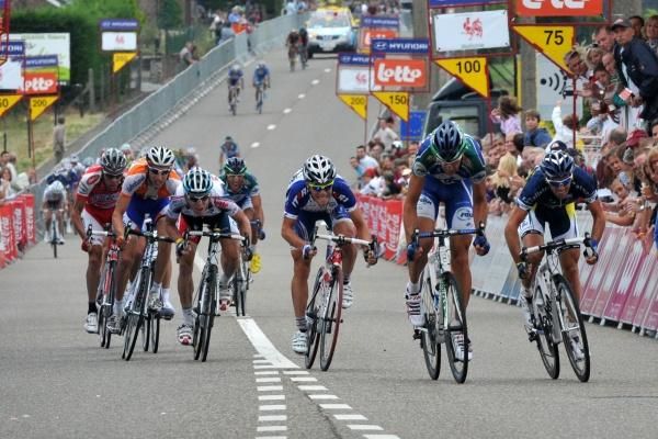 Laurent Mangel (Saur-Sojasun) powers up the hill