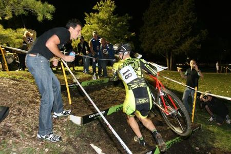 The crowd hands out some dollars to the chasers