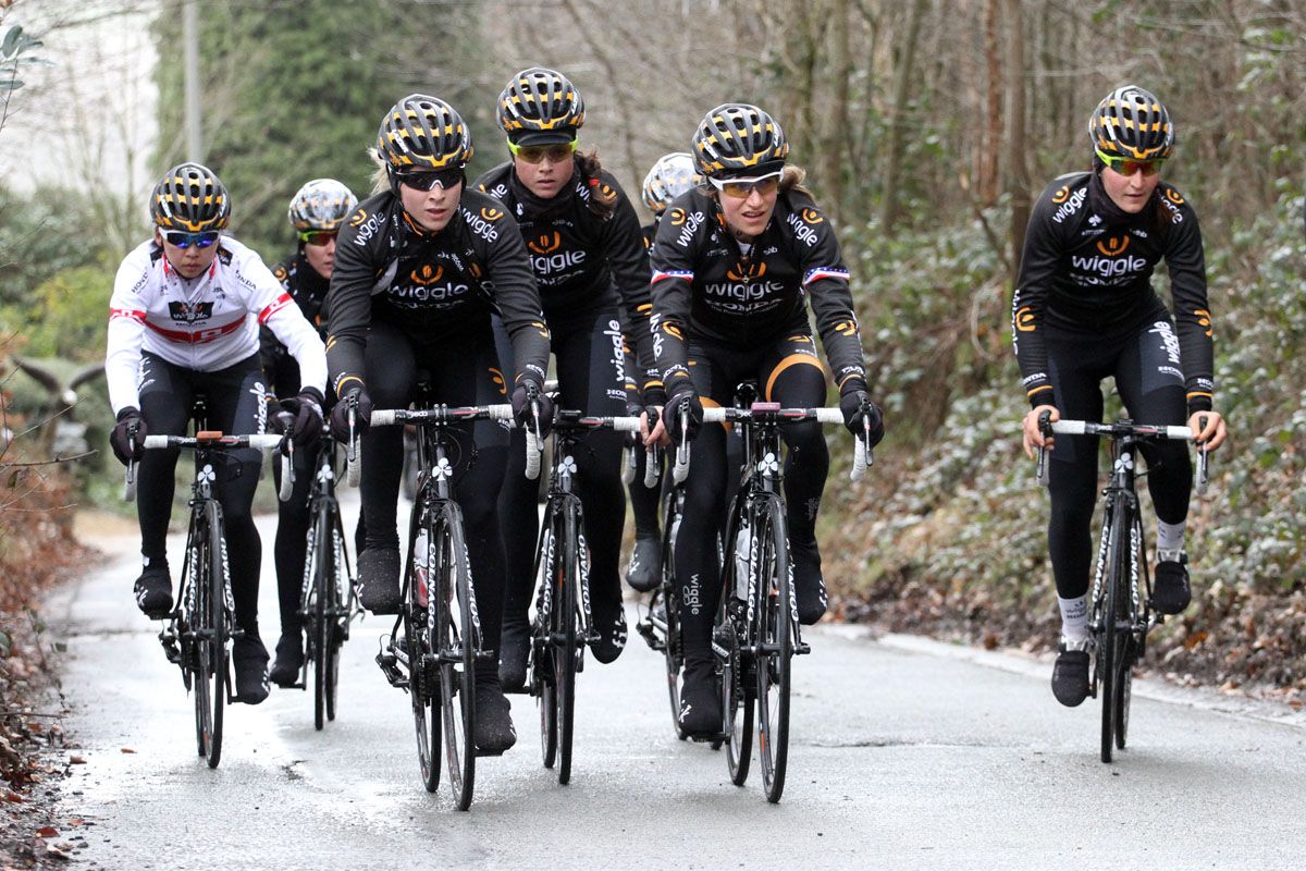 Annetter Edmondson leads the team on the Kanarieberg