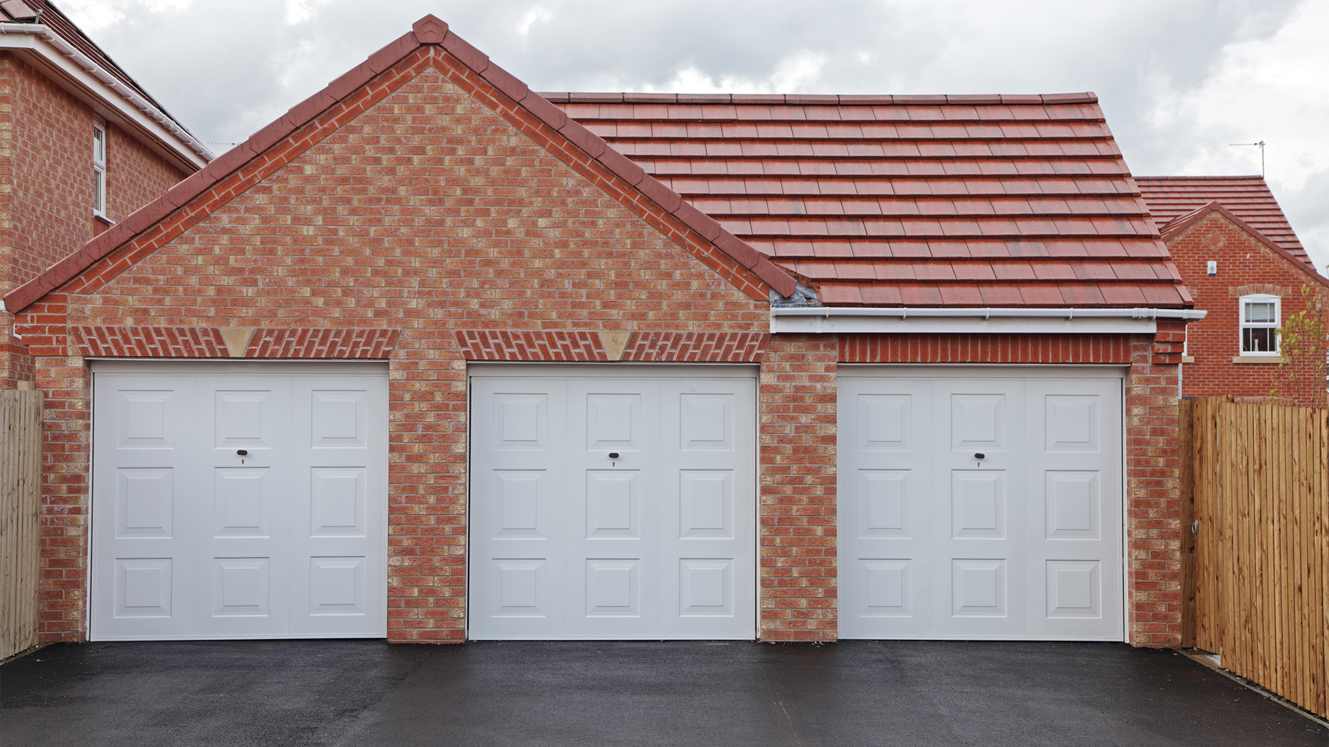 Local garage. Крыша гаража. Кровля кирпичного гаража. Крыша кирпичного гаража. Новый гараж.