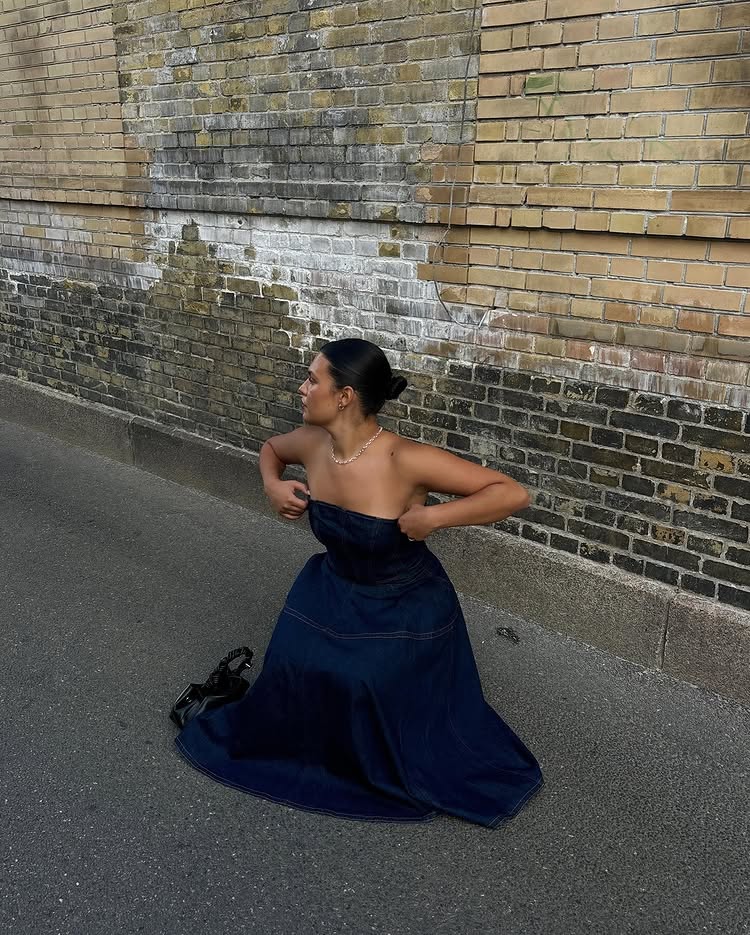 @isabellecoheen wears a denim bandeau dress with black accessories