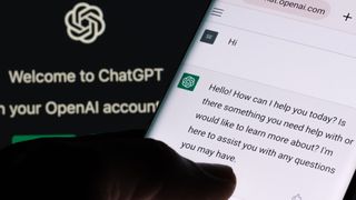 Pantalla del bot de chat ChatGPT vista en la pantalla de un smartphone y un portátil con la pantalla de inicio de sesión de Chat GPT de fondo.