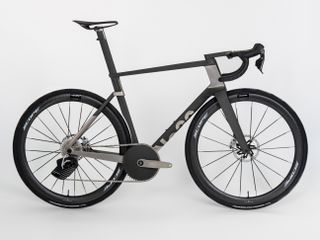 No.22 releases stunning 3D-printed titanium aero bike