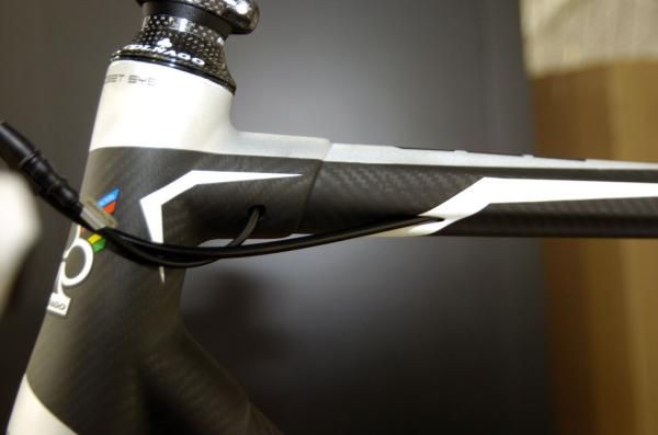 An already neat cockpit, thanks to the clutter-free Di2, is made even more seamless with the cables tucking directly into the bottom of the top tube.