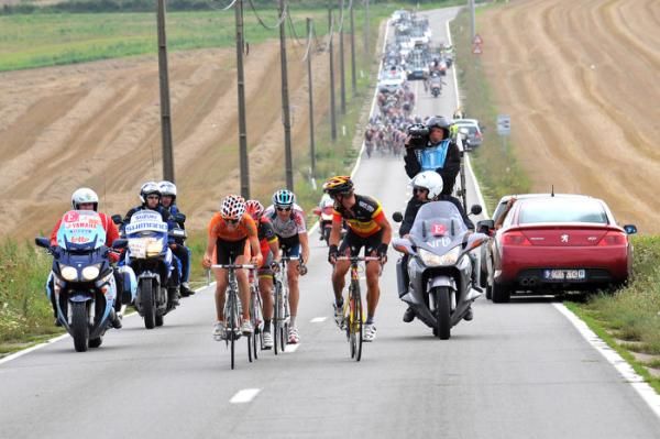 The breakaway can see the peloton coming.