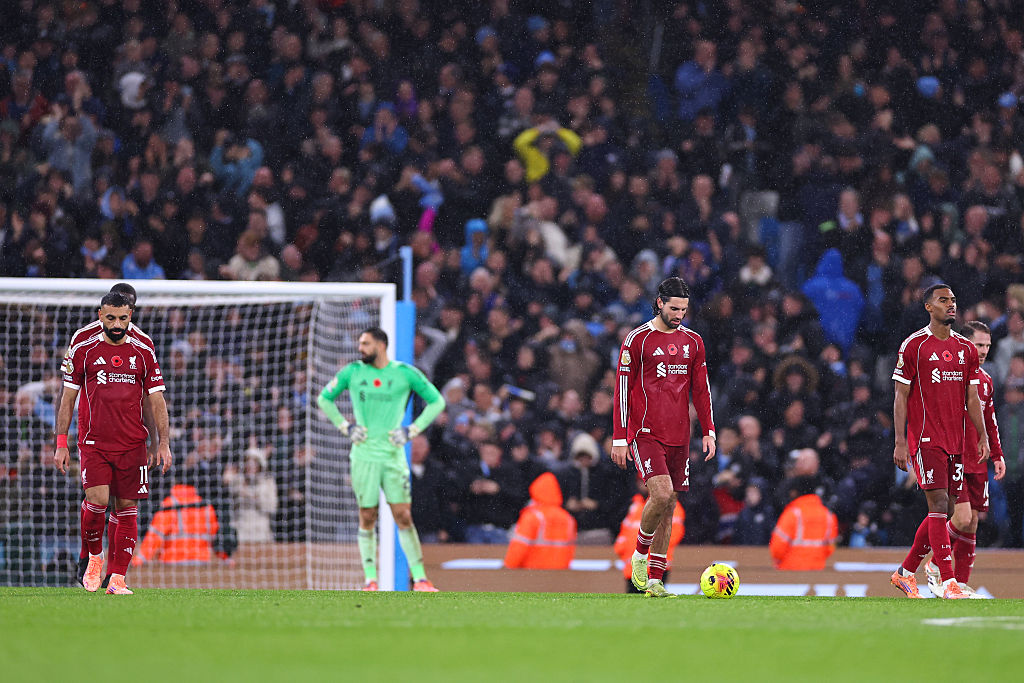 MANCHESTER, ENGLAND - NOVEMBER 9: Dejected players of Liverpool during the Premier League match between Manchester City and Liverpool at Etihad Stadium on November 9, 2025 in Manchester, England. (Photo by Robbie Jay Barratt - AMA/Getty Images)