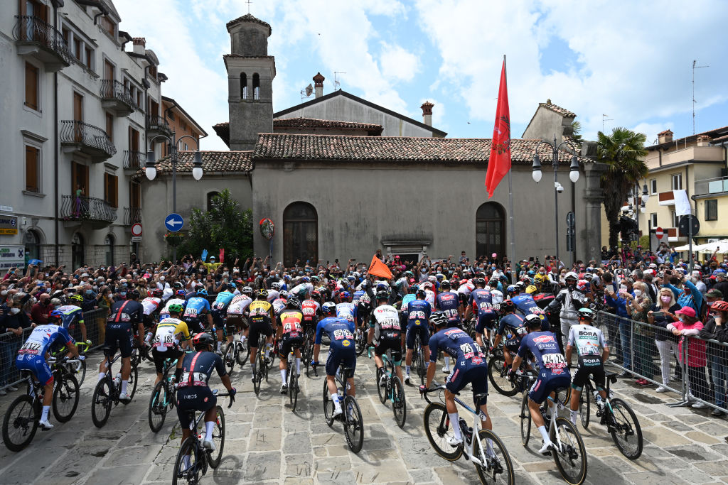 Giro d'Italia: Victor Campenaerts wins stage 15 | Cyclingnews