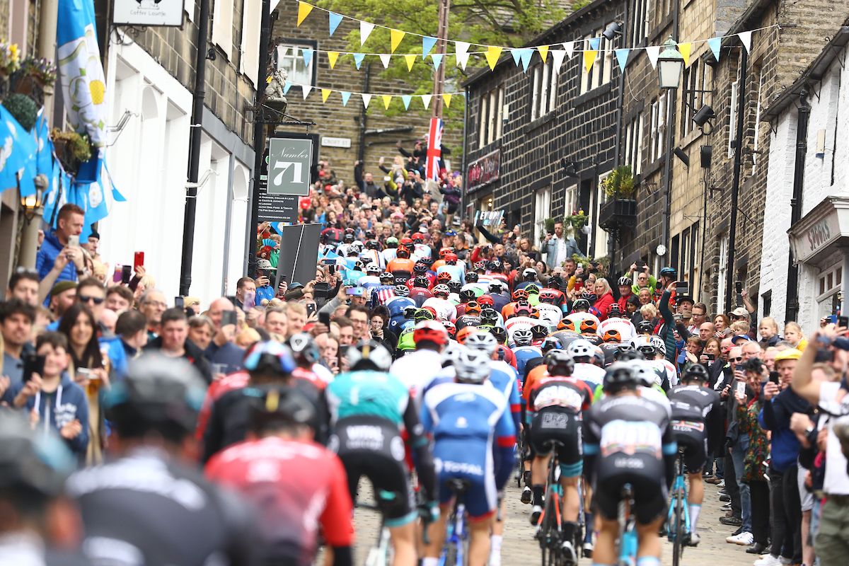 The peloton rides through a town on stage 4