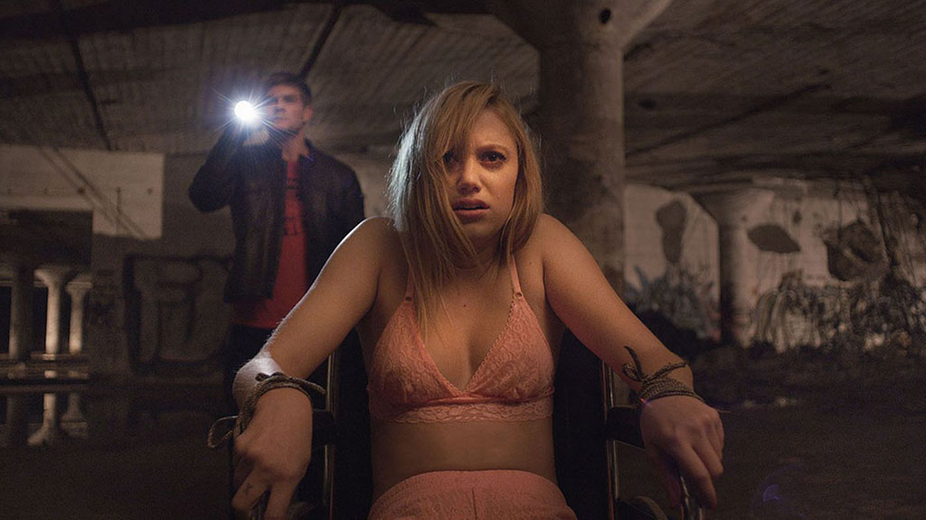 It Follows -elokuvan päähenkilö sidottuna tuoliin