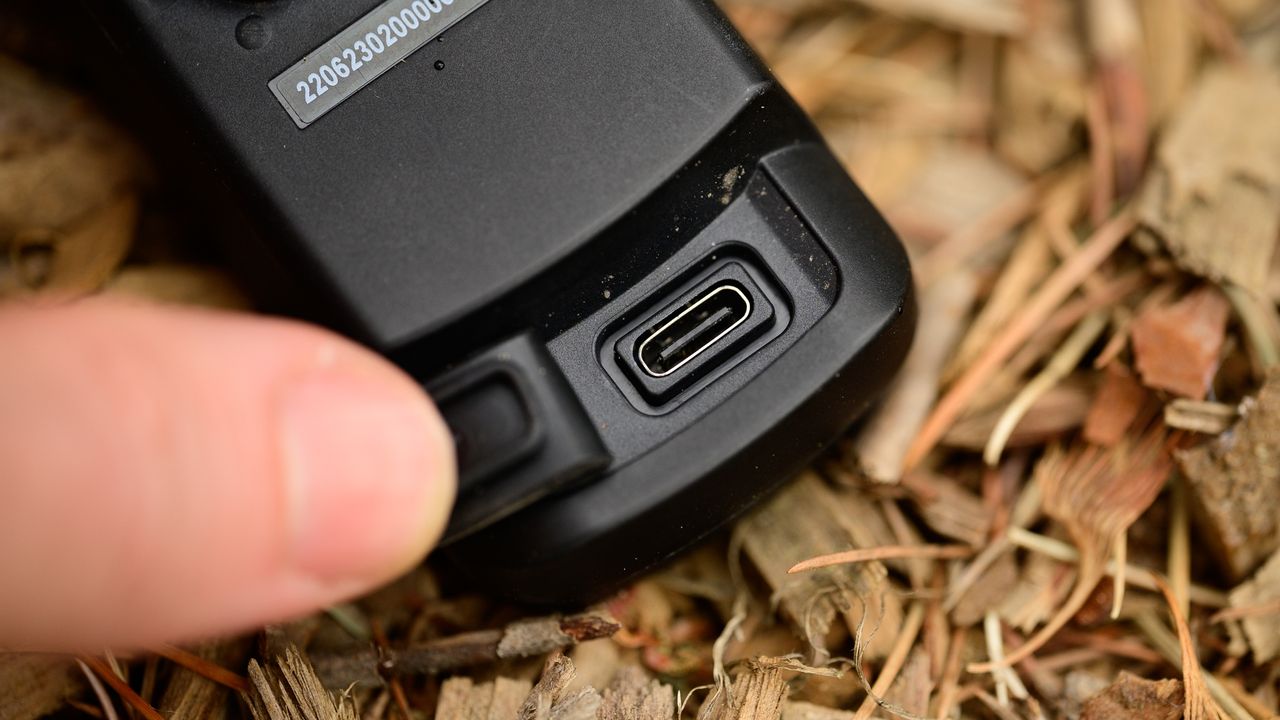 Bryton Gardia R300L USB-C charging
