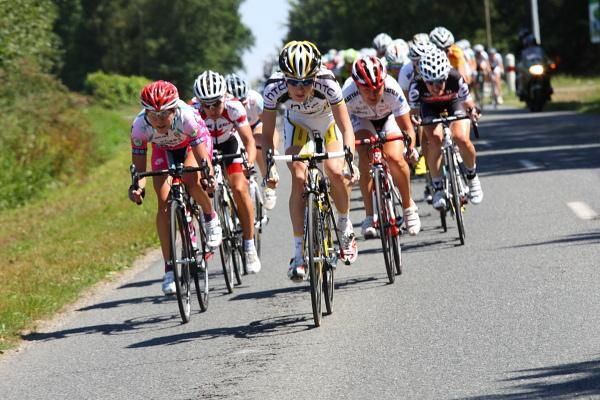 Judith Arndt (HTC - Columbia Women) leads the bunch.