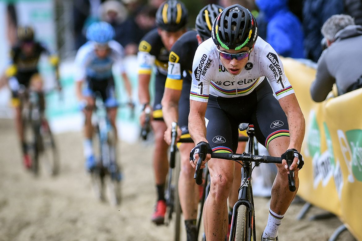 Wout Van Aert (Crelan-Vastgoedservice) leads the chase