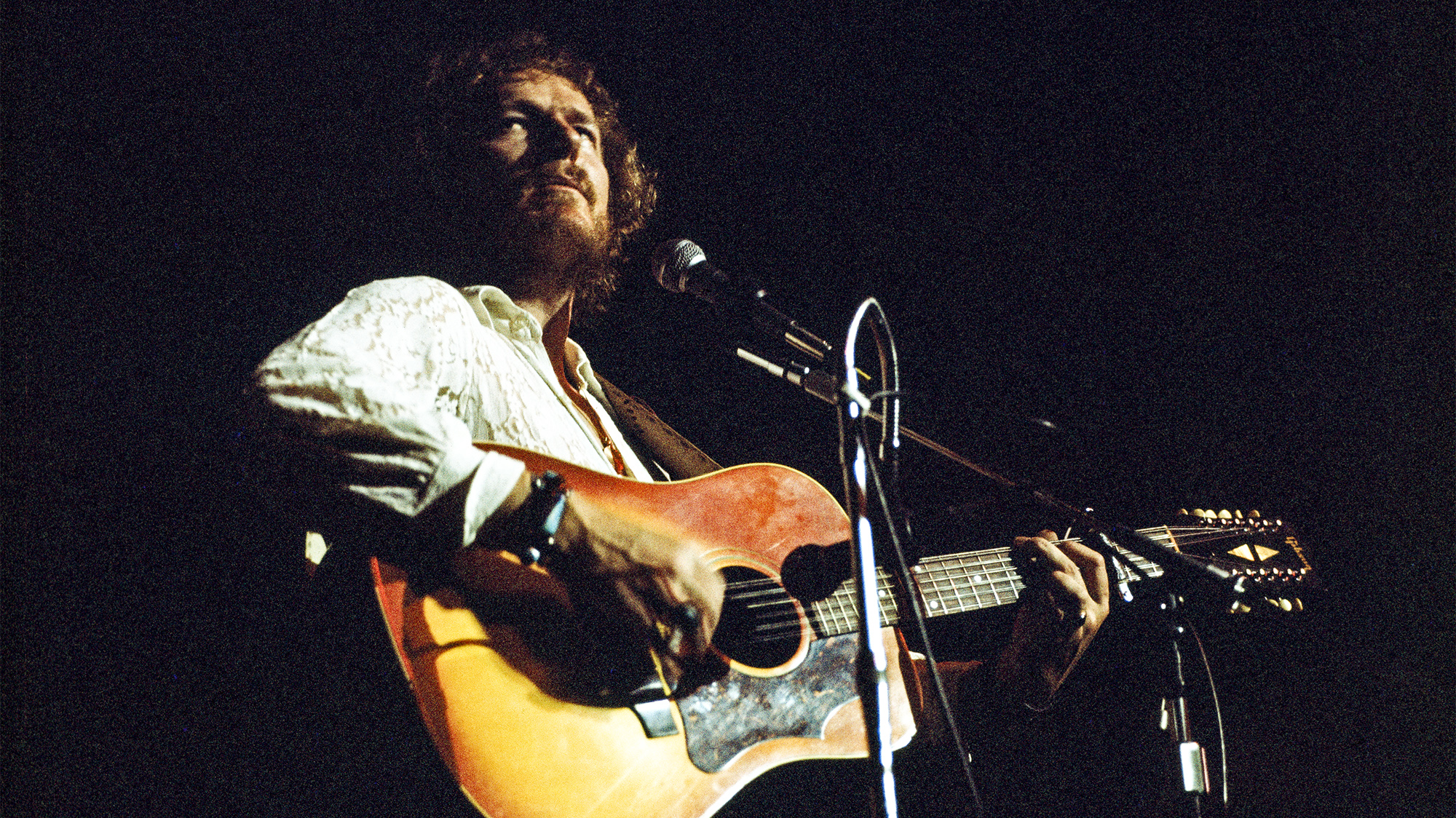 Canadian singer-songwriter Gordon Lightfoot performing on stage at the Royal Albert Hall, London, 1973. 