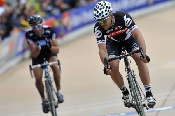 Thor Hushovd (Cervelo) finishes just ahead of Juan Antonio Flecha (Sky)