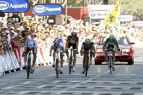 Jens Voigt (CSC, centre) started the sprint from the front but was overpowered by the others.