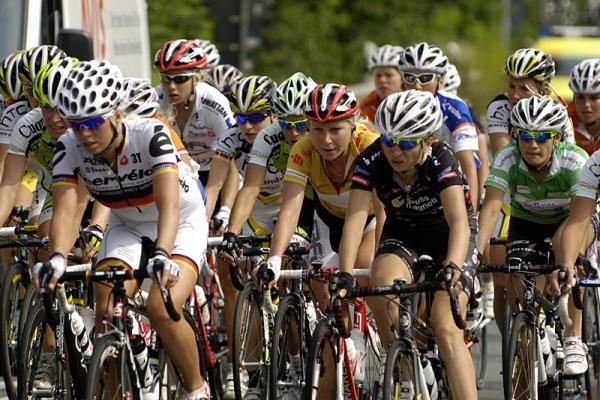 The peloton en route to the finish in Greiz.