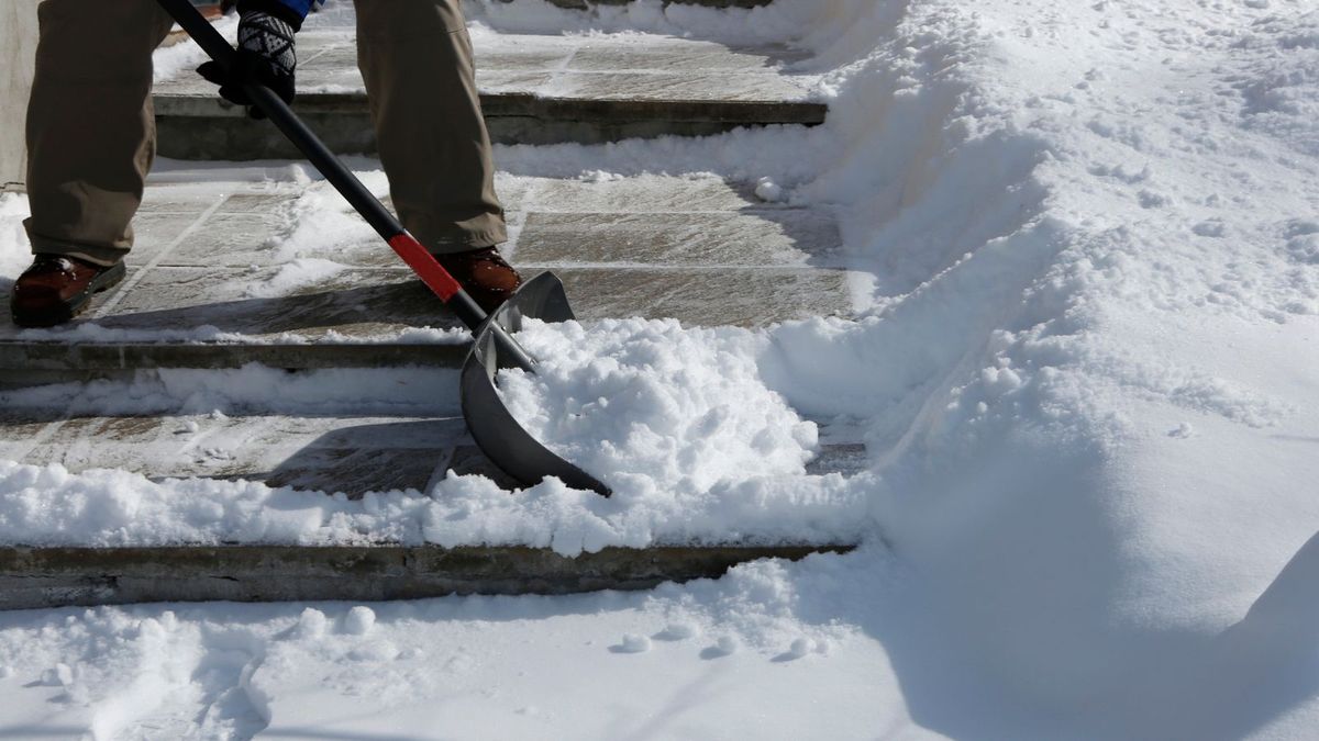 専門家が安全かつ効果的に雪かきをする最良の方法と、食用油を使った裏ワザで怪我を防ぐ方法を明かす