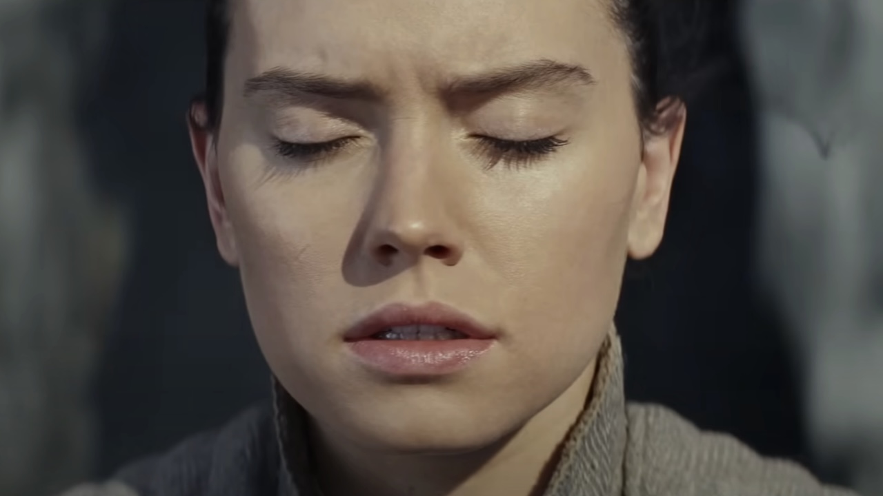 Daisy Ridley&#039;s Rey concentrating with her eyes closed in Star Wars: The Last Jedi