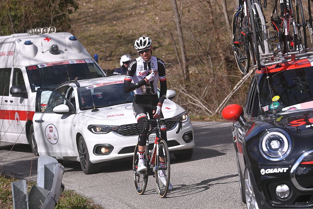 Tom Dumoulin tries to carry on after crashing during stage 7 at Paris-Nice