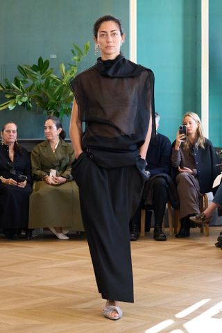 a Carven runway model wearing an all-black outfit in the spring/summer 2025 collection