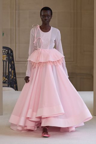 Rosa Rüschenkleid bei Giambattista Valli für die Pariser Modewoche Frühling Sommer 2025