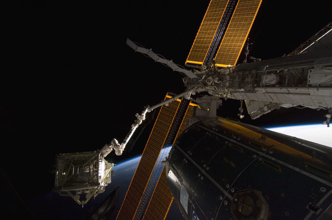 Spacewalkers Successfully Attach Station&#039;s Solar Wings