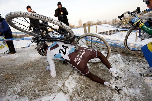 John Gadret (AG2R) fell on the steps.