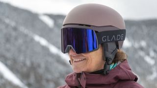 Woman wearing Glade Adapt 2 ski goggle