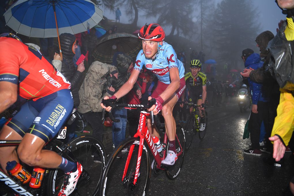 Ilnur Zakarin rides through the fog on stage 16 at the Giro