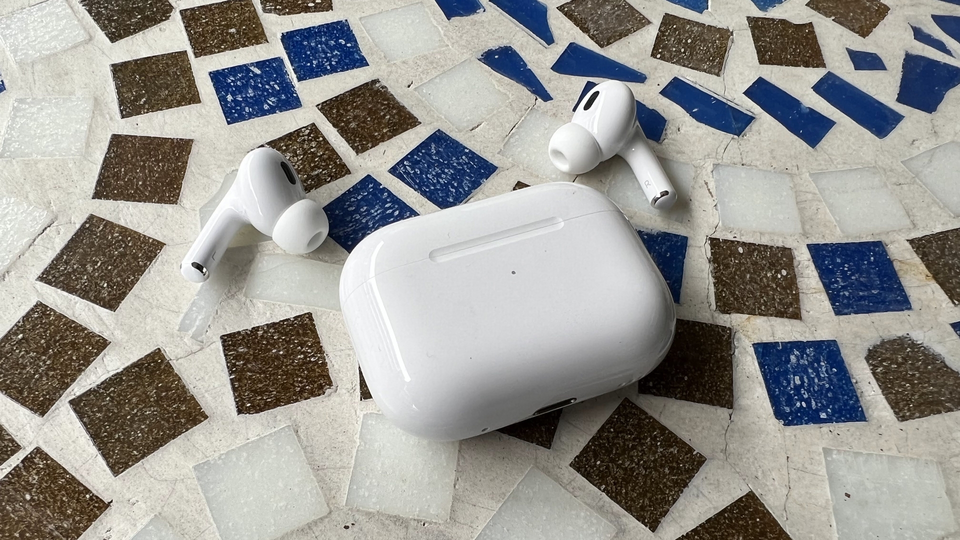 AirPods Pro 2 di atas meja mosaik