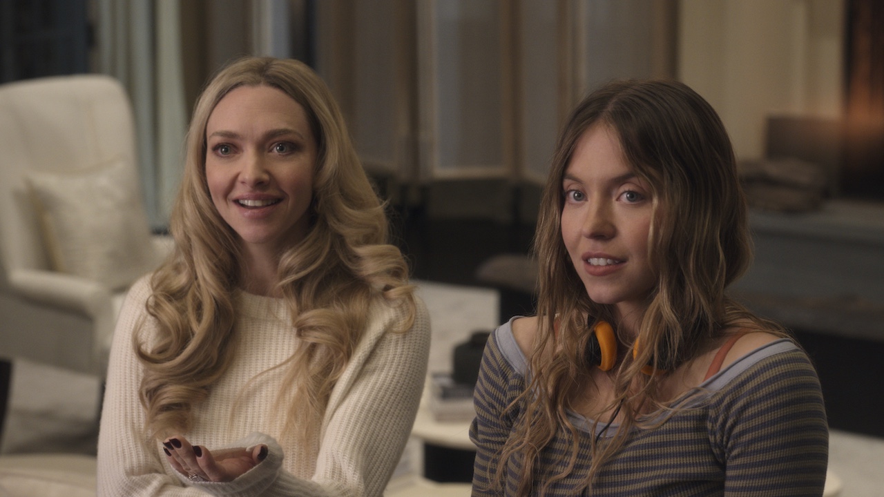 Amanda Seyfried and Sydney Sweeney as Nina and Millie in The Housemaid 