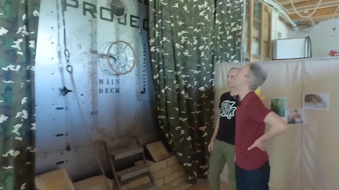 Tom Scott drives a Raspberry Pi powered submarine simulator
