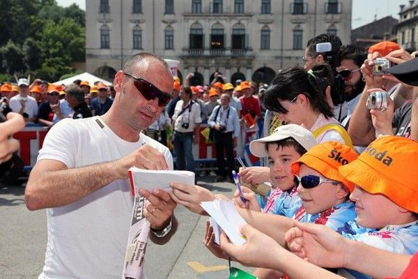 Paolo Bettini signs autographs in Padova.