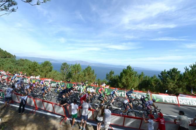 The peloton on stage 4 of the Vuelta a Espana