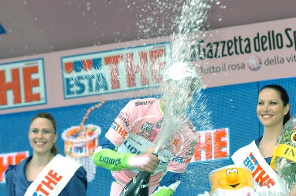 Vincenzo Nibali (Liquigas - Doimo) lets loose with the champagne to celebrate another day in the pink jersey.