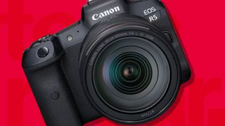 Canon EOS R5, et av de beste kameraene på markedet, liggende på en rød bakgrunn