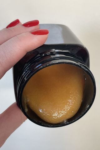 valeza pouring a jar of manuka honey - manuka honey review