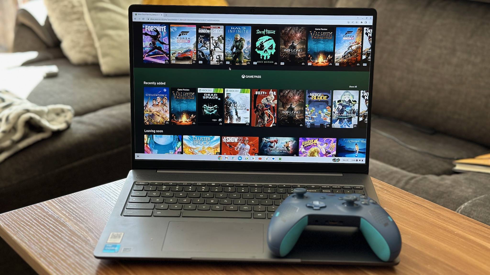 Xbox Game Pass e um Xbox Controller em um Lenovo Chromebook