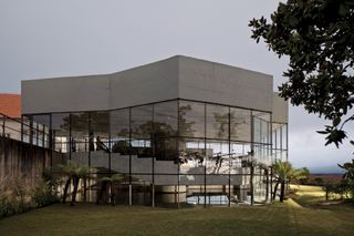 Sao pedro chapel by paulo mendes da rocha in Brazil with its large gazed side