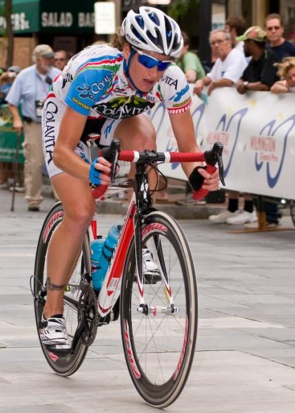 Without the benefit of a free-lap, Theresa Cliff-Ryan (Colavita) tries to rejoin the break.