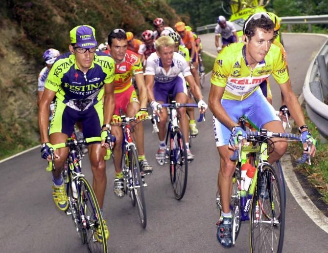 Angel Casero and Roberto Heras square off on the Angliru in 2000, while Richard Virenque and Raimundas Rumsas try to follow.