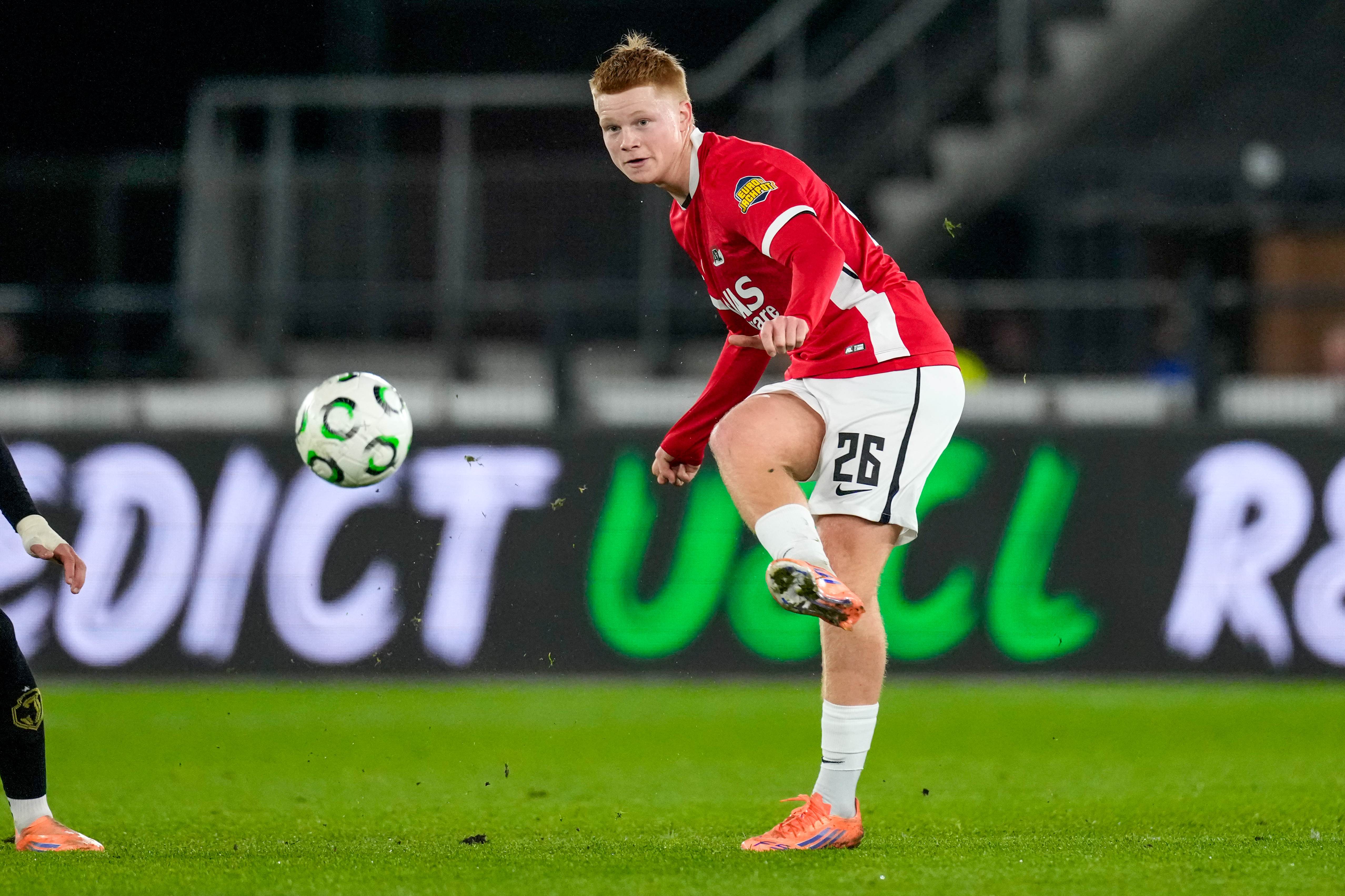 ALKMAAR, NETHERLANDS - DECEMBER 18: Kees Smit of AZ Alkmaar passes the ball during the UEFA Conference League 2025/26 League Phase MD6 match between AZ Alkmaar and Jagiellonia Bialystok at AFAS Stadion on December 18, 2025 in Alkmaar, Netherlands. (Photo by Ed van de Pol/BSR Agency/Getty Images)