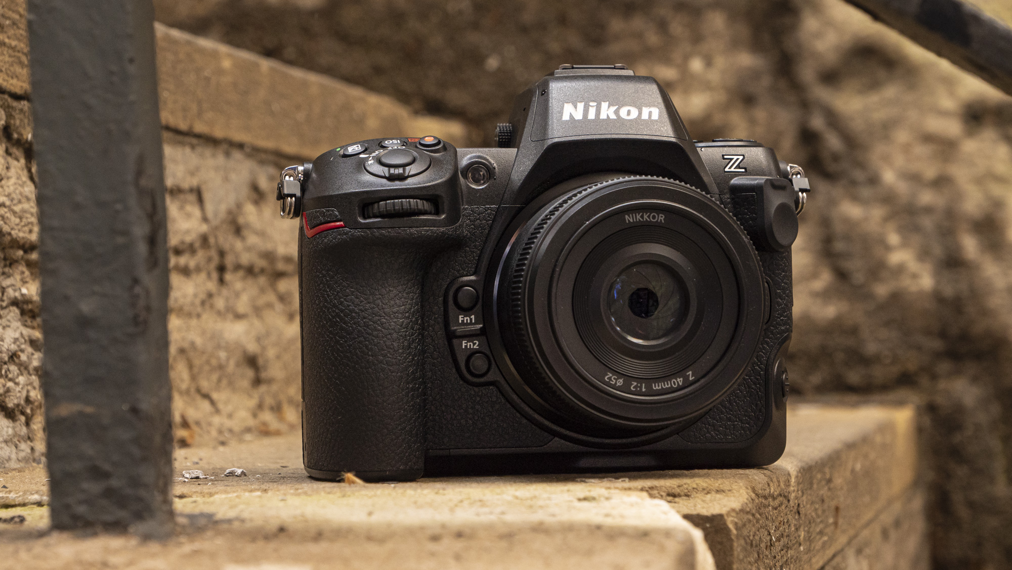 Appareil photo Nikon Z8 à l'extérieur sur le sol vue de face