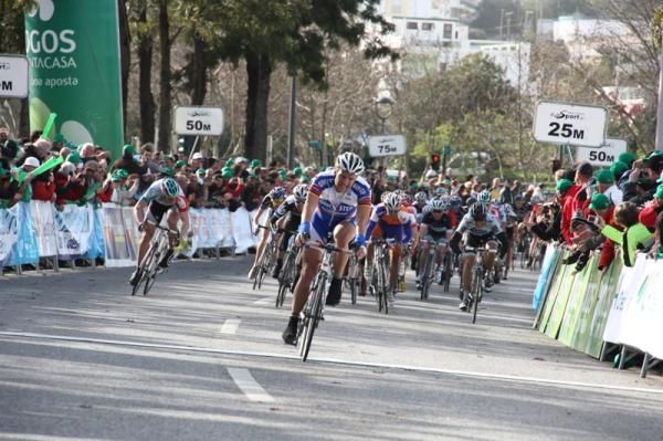 The peloton comes in, with Gerald Ciolek at the head of the bunch sprint.